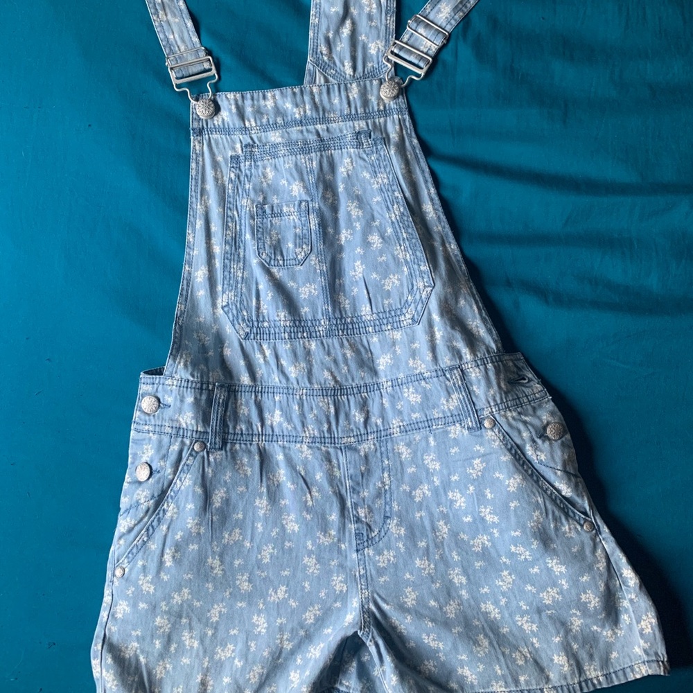 rue21 overall flower/daisy print shorts